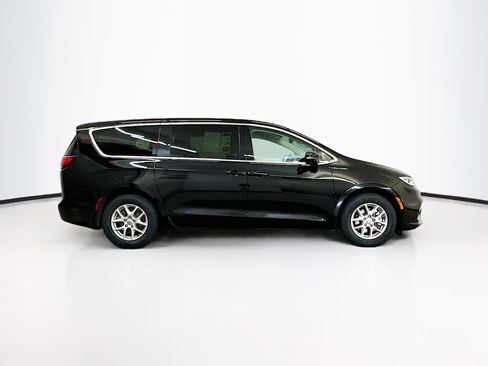 Used 2024 Chrysler Pacifica Touring-L image 10