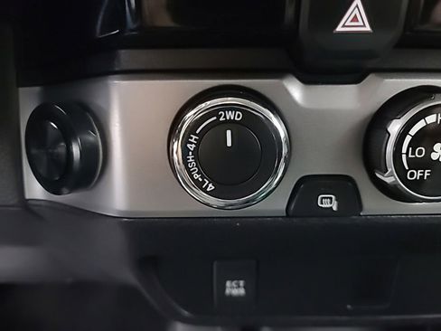 Used 2016 Toyota Tacoma SR image 31