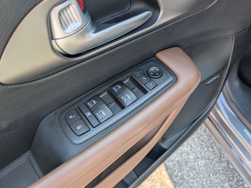 Used 2018 Chrysler Pacifica Limited w/ Tire & Wheel Group FWD image 26