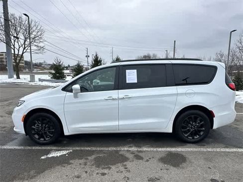 Used 2021 Chrysler Pacifica Limited w/ S Appearance Package image 2