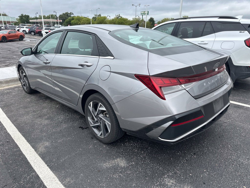 Used 2025 Hyundai Elantra SEL FWD image 3