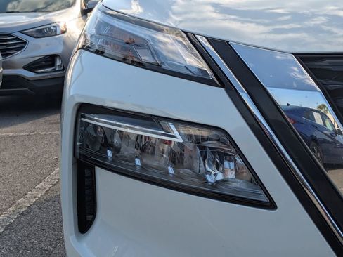 Used 2023 Nissan Rogue SV image 8