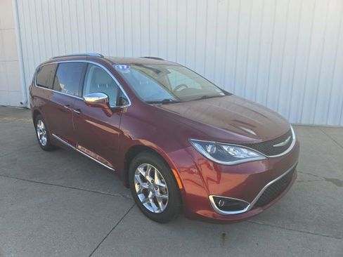 Used 2017 Chrysler Pacifica Limited w/ Advanced Safetytec Group FWD image 2