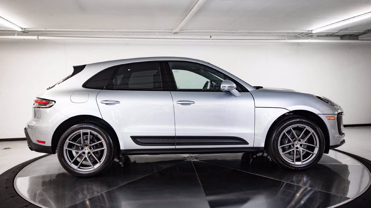 Certified 2026 Porsche Macan AWD/4WD image 8
