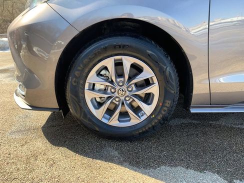 Used 2024 Toyota Sienna XLE image 35