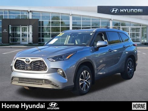 Used 2022 Toyota Highlander XLE image 1