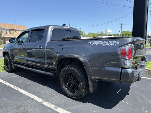 Used 2022 Toyota Tacoma TRD Sport w/ TRD Premium Sport Package AWD/4WD image 5