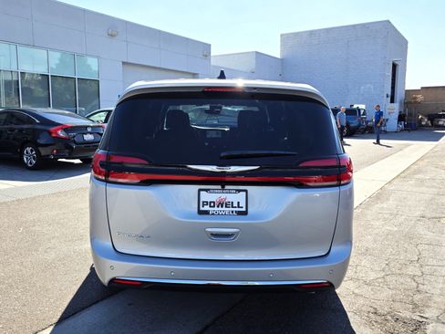 New 2026 Chrysler Pacifica Select image 4