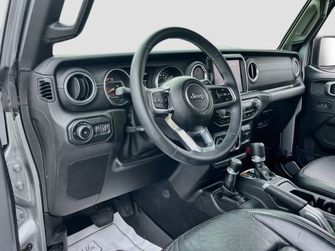 Used 2018 Jeep Wrangler Unlimited Sahara AWD/4WD image 9