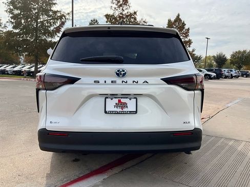 Used 2025 Toyota Sienna XLE image 7