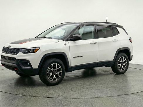 Used 2025 Jeep Compass Trailhawk AWD/4WD image 3