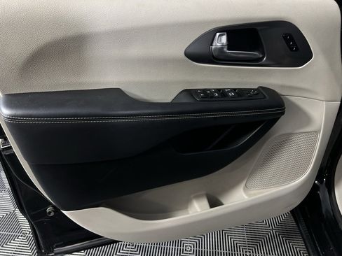 Certified 2024 Chrysler Pacifica Touring-L image 24