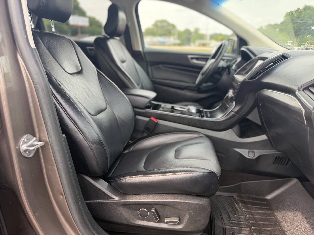 Used 2019 Ford Edge Titanium AWD/4WD image 16