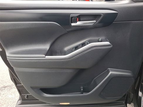Used 2021 Toyota Highlander XLE image 15