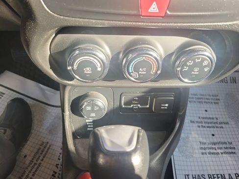 Used 2017 Jeep Renegade Trailhawk image 19