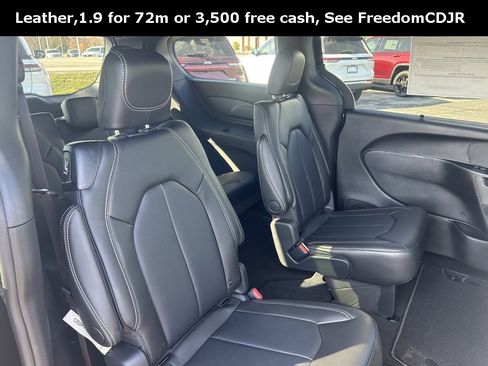 New 2026 Chrysler Pacifica Select image 13