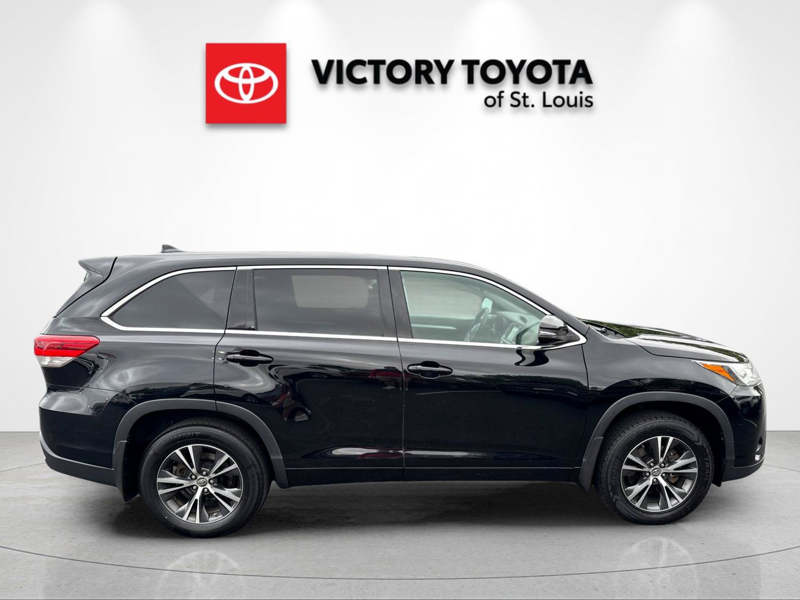 Used 2017 Toyota Highlander Plus AWD/4WD image 2