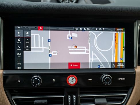 Used 2025 Porsche Macan image 17