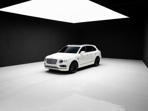 Used 2018 Bentley Bentayga AWD/4WD image 82