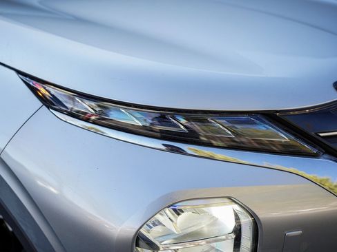 Used 2023 Mitsubishi Outlander SE image 6