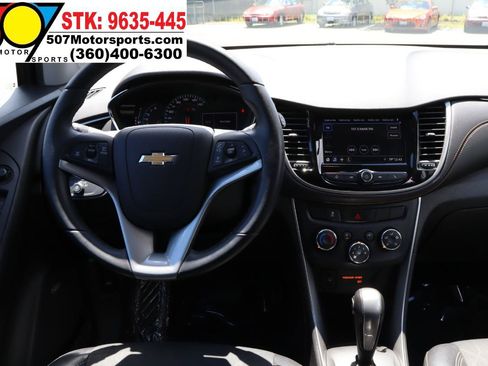 Used 2019 Chevrolet Trax LT w/ Sun & Sound Package AWD/4WD image 18