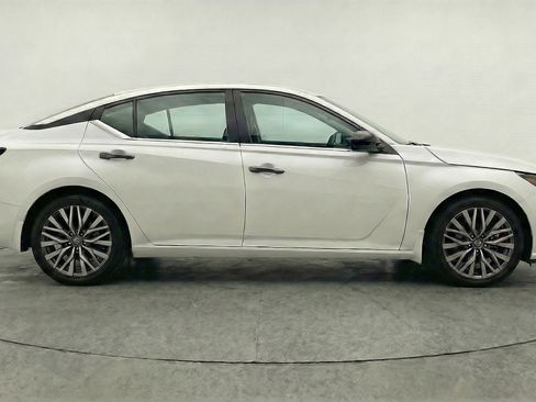 Used 2025 Nissan Altima 2.5 SV image 11
