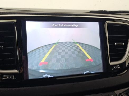 Used 2025 Chrysler Pacifica Select image 27