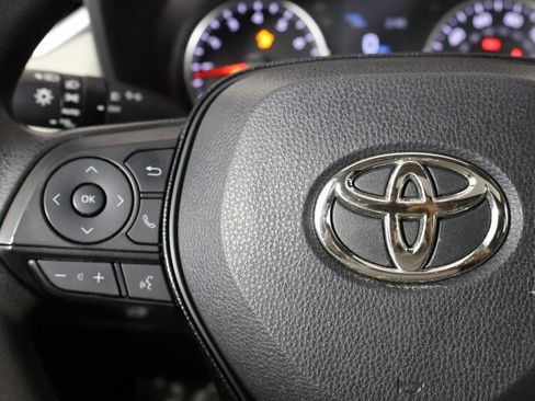 Used 2021 Toyota RAV4 XLE w/ Convenience Package FWD image 8
