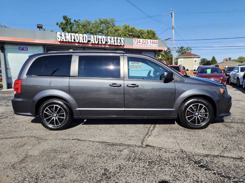 Used 2019 Dodge Grand Caravan SXT w/ Driver Convenience Group FWD image 3