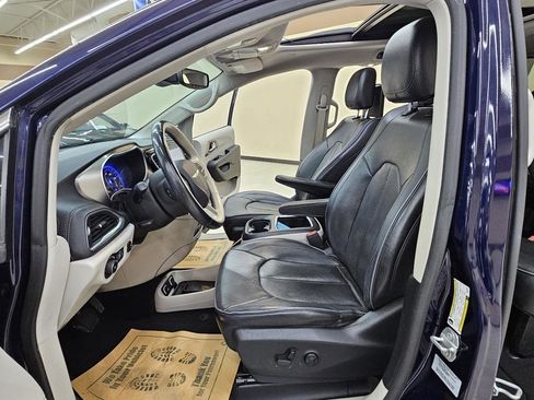 Used 2017 Chrysler Pacifica Limited FWD image 19
