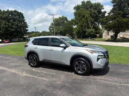 Used 2024 Nissan Rogue SV FWD image 28