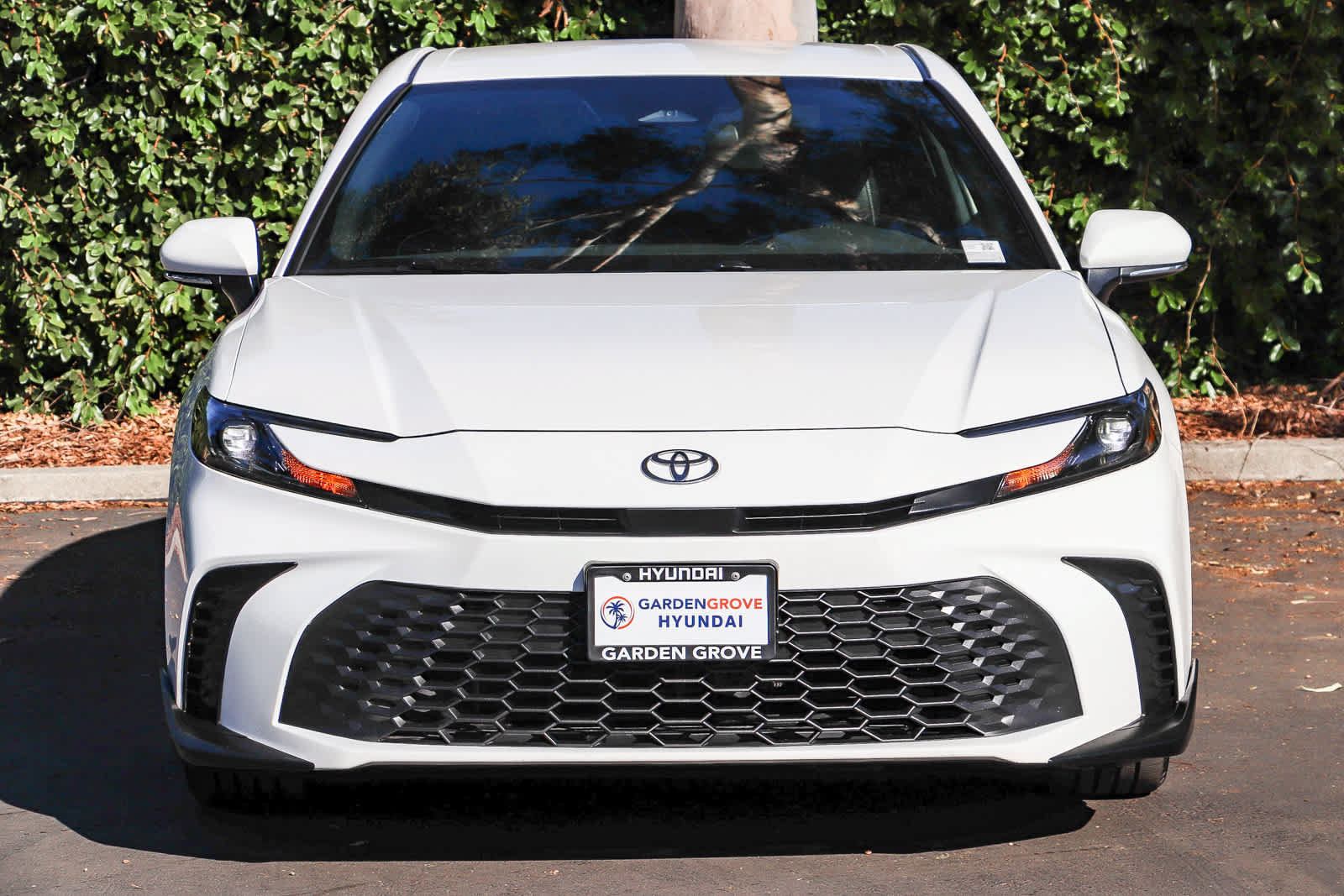 Used 2025 Toyota Camry SE FWD image 2