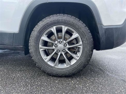 Used 2019 Jeep Cherokee Latitude Plus image 9