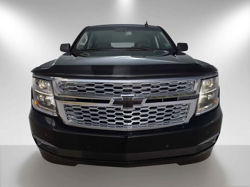 Used 2018 Chevrolet Suburban LT w/ Luxury Package RWD image 2