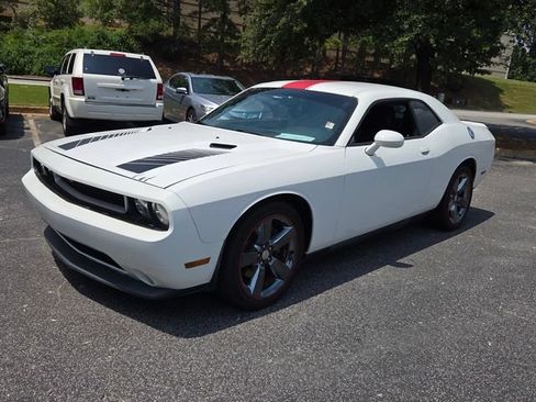 Used 2014 Dodge Challenger SXT RWD image 3
