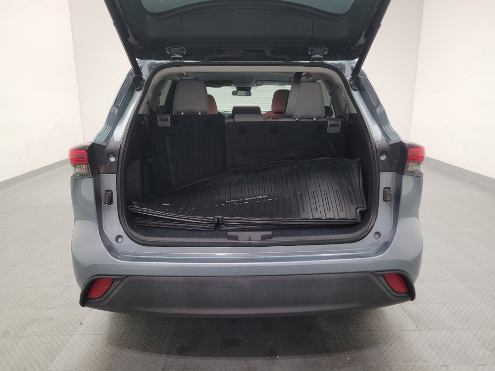 Used 2020 Toyota Highlander LE FWD image 29