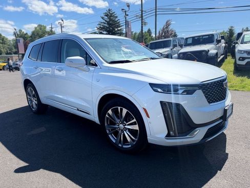 Used 2023 Cadillac XT6 Premium Luxury w/ Technology Package AWD/4WD image 2