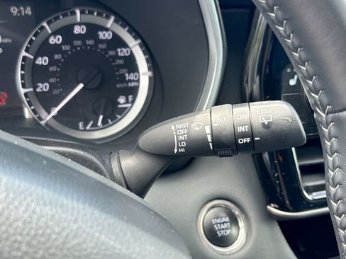 Used 2025 Toyota Highlander XLE FWD image 32