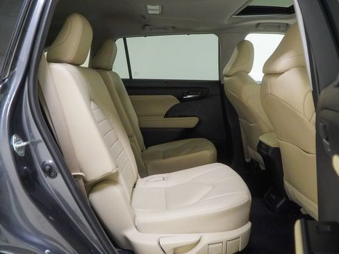 Used 2024 Toyota Highlander XLE AWD/4WD image 40