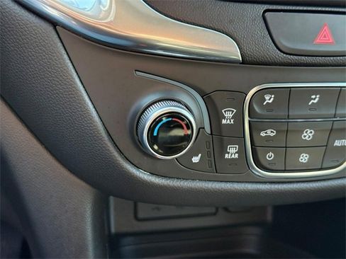 Used 2021 Chevrolet Equinox LT w/ Driver Convenience Package image 25