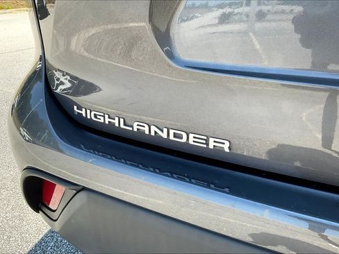 Used 2023 Toyota Highlander LE FWD image 10
