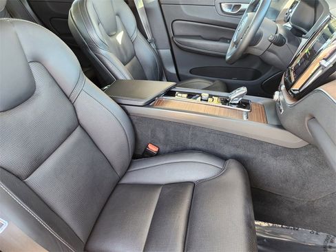 Used 2023 Volvo XC60 B5 Ultimate w/ Climate Package image 4