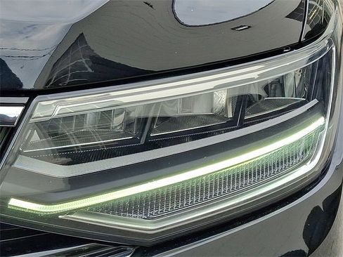 Certified 2023 Volkswagen Tiguan SE R-Line image 9