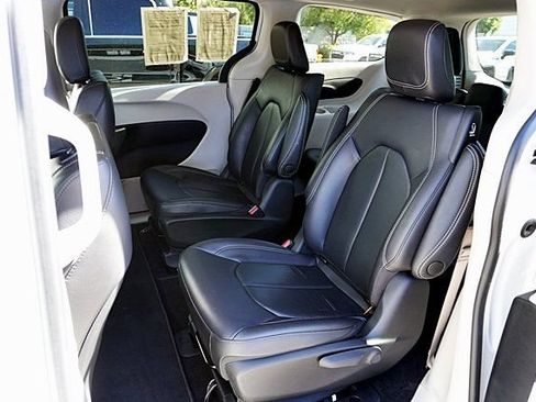 Used 2022 Chrysler Pacifica Touring-L FWD image 16