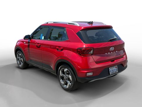 Certified 2022 Hyundai Venue SEL FWD image 3