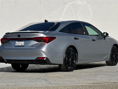 Used 2022 Toyota Avalon XSE image 3