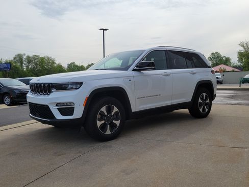 Used 2023 Jeep Grand Cherokee 4WD 4xe image 2
