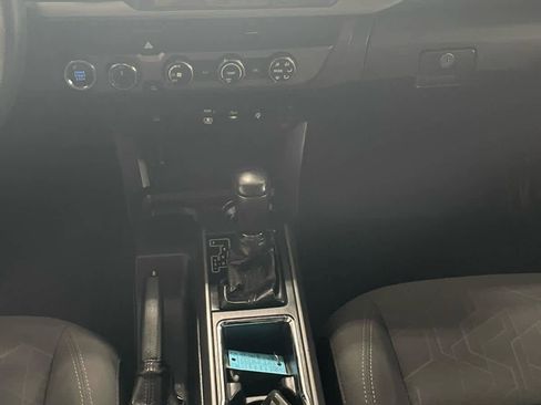 Used 2019 Toyota Tacoma TRD Off-Road AWD/4WD image 15