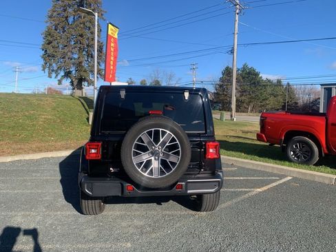 Used 2022 Jeep Wrangler Unlimited Sahara image 6