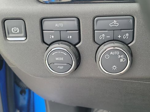 Used 2025 Chevrolet Silverado 1500 LT AWD/4WD image 19